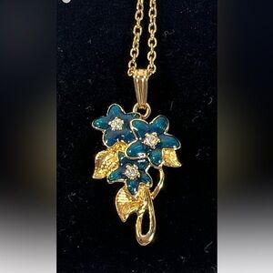 Vintage 1989 Avon Pretty Blossoms Emerald & Rhinestone Flower Necklace